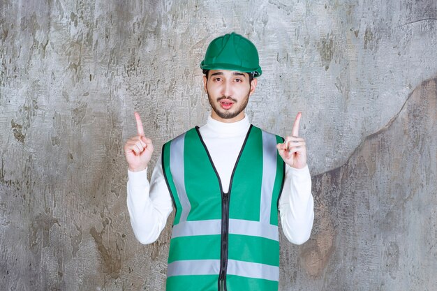 Ingenieur Mann in der gelben Uniform und im Helm, die auftauchen.