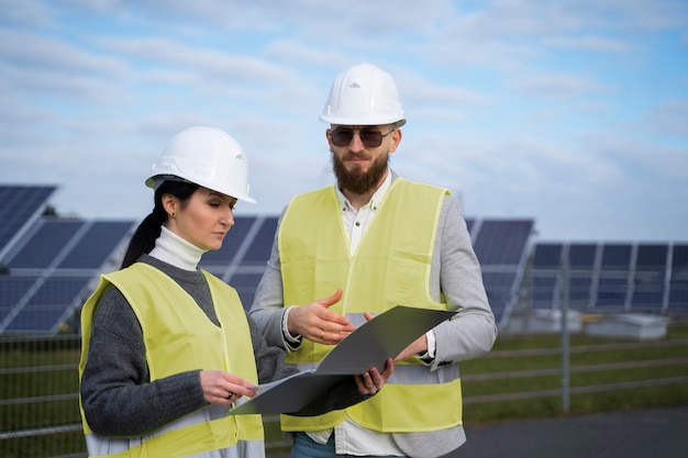 Kostenloses Foto ingenieure der mittleren aufnahme diskutieren plan