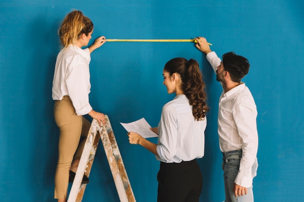 Kostenloses Foto ingenieure, die wand prüfen