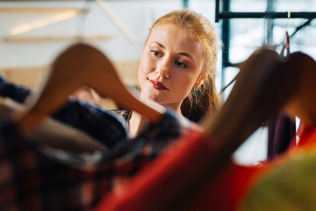 Ingwer Frau hinter Kleiderständer