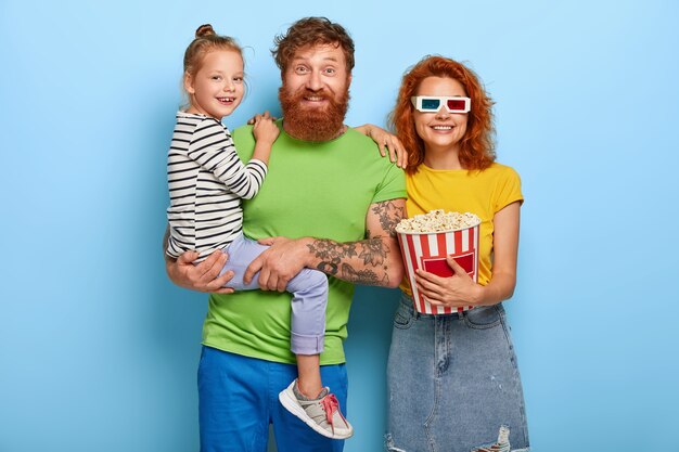 Ingwerfamilie, die Spaß im Kino hat