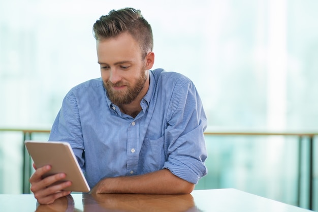 Inhalt Man sitzt am Tisch eines Cafes und Arbeiten mit dem Tablet