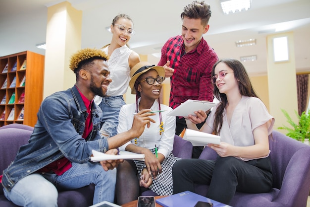 Inhalt menschen coworking in der bibliothek