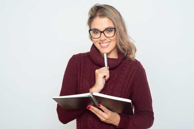 Inhalt Studentin mit Notizbuch und Stift