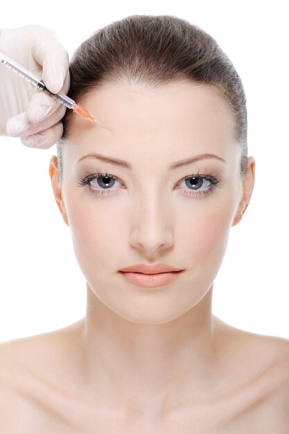 Injektion von Botox auf die weibliche Stirn