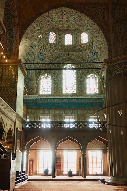 Innenansicht der großen Säulenbögen und Wände der Blauen Moschee mit Ornamenten