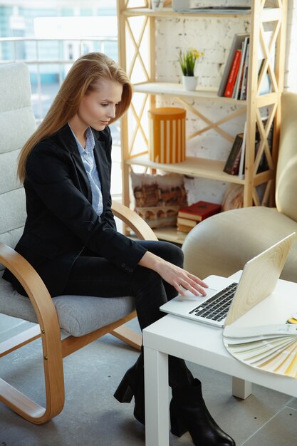 Innenarchitekt, der im modernen Büro arbeitet.