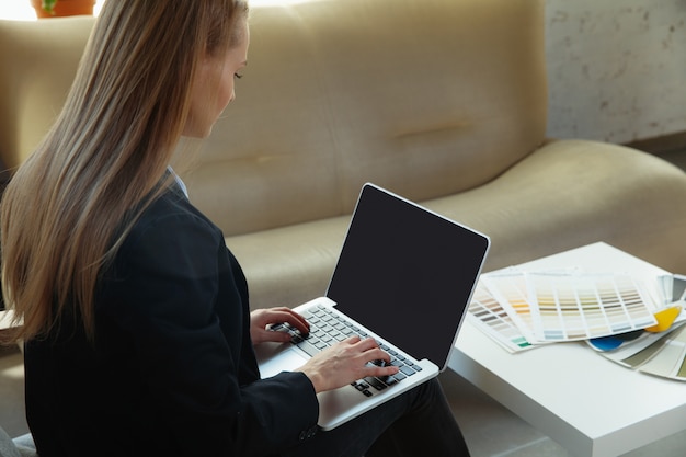 Innenarchitekt, der im modernen Büro arbeitet.