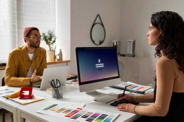 Innenarchitektin, die vom Büro aus arbeitet