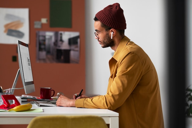 Kostenloses Foto innenarchitektin, die vom büro aus arbeitet