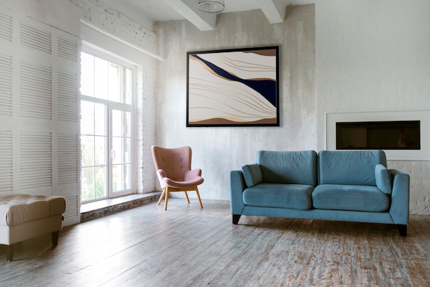 Innenarchitektur mit Fotorahmen und blauer Couch