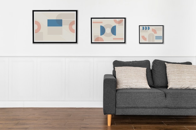Innenarchitektur mit Fotorahmen und grauer Couch