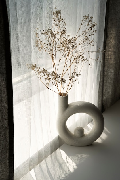 Innenarchitektur mit hohem Winkel der weißen Vase