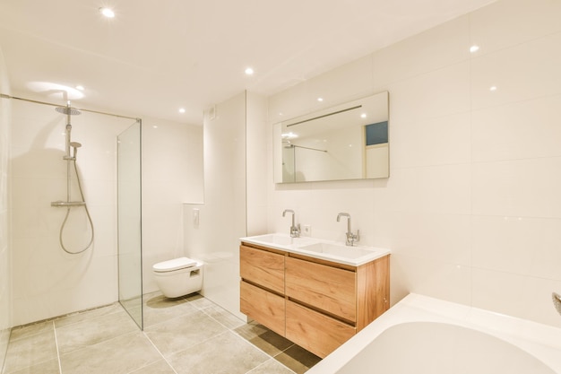Innenarchitektur und Dekoration eines schönen und modernen Badezimmers