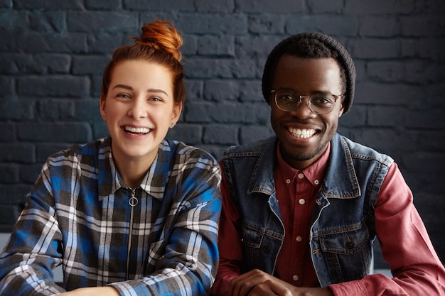 Innenaufnahme des glücklichen interracial Paares, das gute Zeit zusammen hat