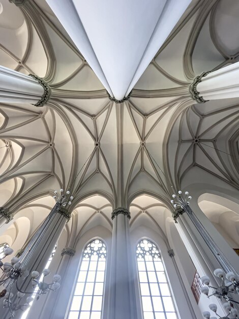 Innendetails in den Kirchenlampen und Buntglasfenstern