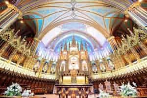Kostenloses Foto innenraum der basilika notre-dame von montreal mit dekorationen