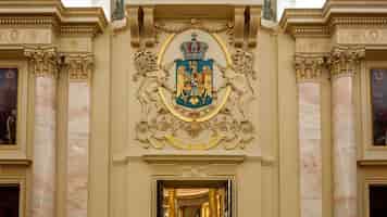 Kostenloses Foto innenraum des nationalen kunstmuseums in bukarest rumänien marmormalerei mit goldenen details