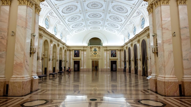 Innenraum des nationalen kunstmuseums in bukarest rumänien marmormalerei mit goldenen details