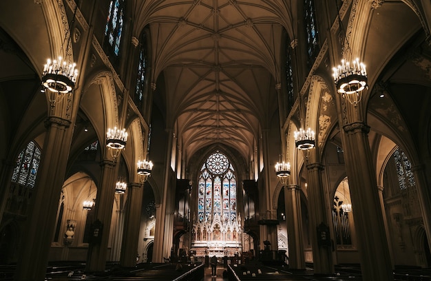 Kostenloses Foto innenraum einer katholischen kirche