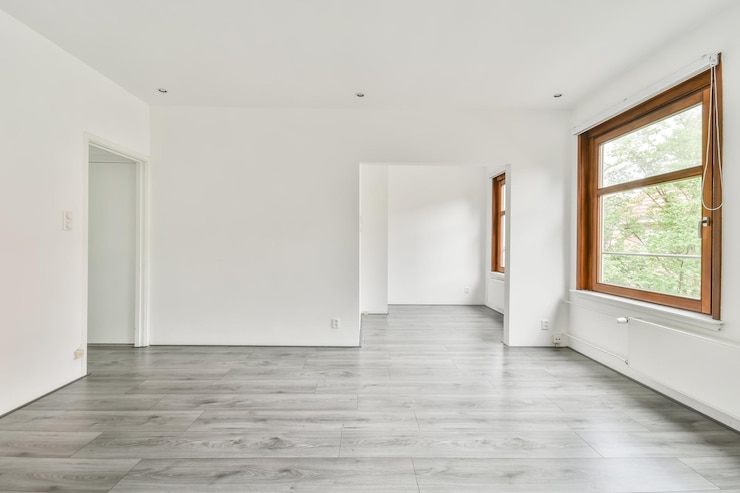 Kostenlose Foto innenraum eines reinraums mit fenstern