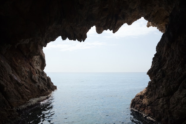 Innerhalb der Höhle in der Klippe