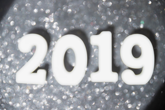 Inschrift 2019 mit Bokeh auf Tabelle