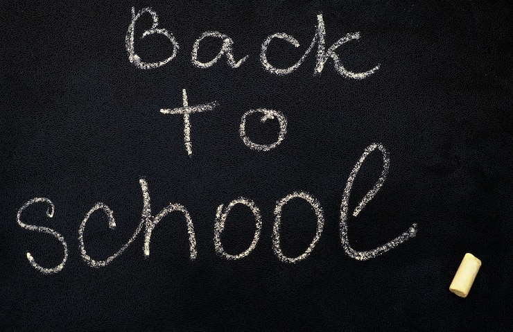 Kostenlose Foto inschrift back to school auf schwarzer tafel, nahaufnahme.