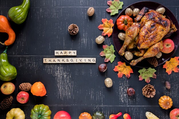 Inschrift in der Nähe von gebratenem Huhn und Gemüse