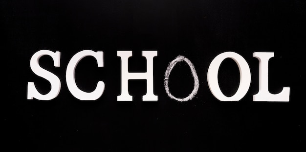 Kostenloses Foto inschrift schule auf schwarzem hintergrund