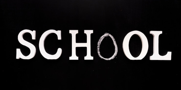 Kostenlose Foto inschrift schule auf schwarzem hintergrund