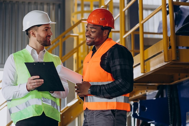 Kostenloses Foto inspektor und afroamerikanischer arbeiter in einer fabrik