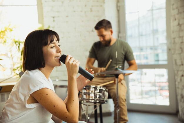 Inspiration. Musikerband, die am Kunstarbeitsplatz mit Instrumenten zusammen jammt.