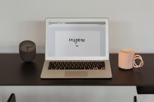 Inspire auf einem Laptop-Bildschirm geschrieben
