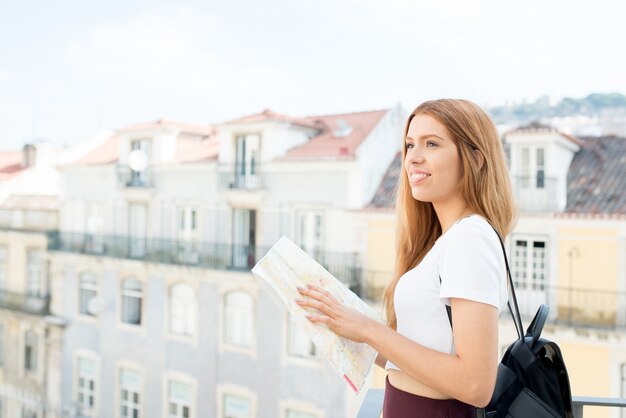 Inspirited weiblicher Tourist, der Schönheit der Stadt genießt