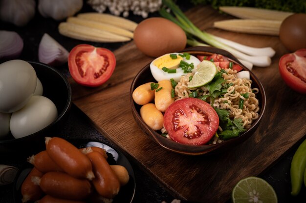 Instantnudeln mit gehacktem Schweinefleisch, Limette, Zwiebel, Erbsen, goldenem Nadelpilz und Babymais