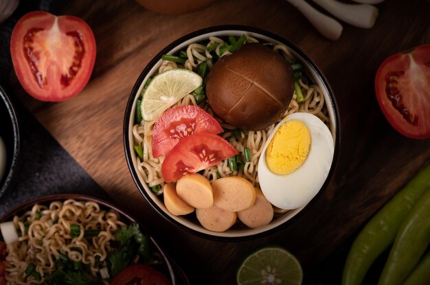 Instantnudeln mit gehacktem Schweinefleisch, Limette, Zwiebel, Erbsen, goldenem Nadelpilz und Babymais