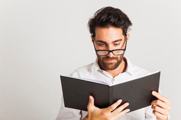 Intellektueller Mann liest mit Brille