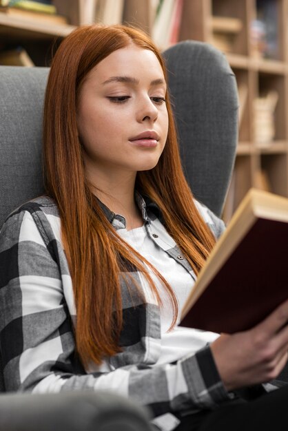 Intelligente Frau, die ein Buch liest