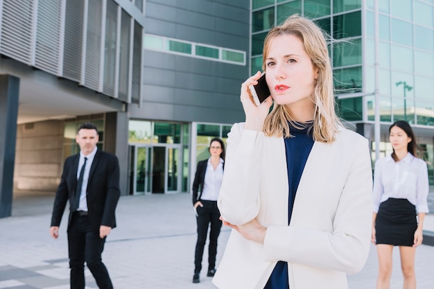 Intelligente Geschäftsfrau am Telefon