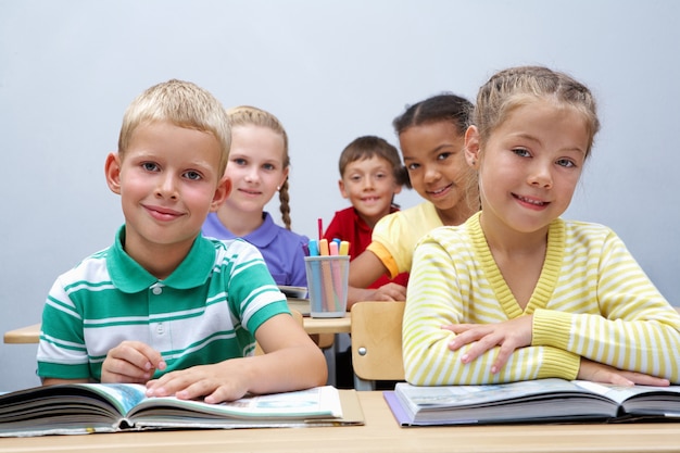 Intelligente Grundschüler in der Klasse