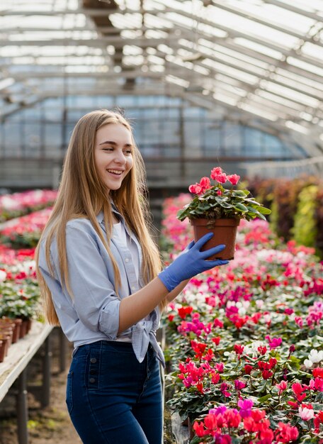 Interessierende Blumen der Seitenansichtfrau