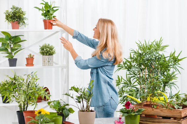 Interessierende Blumen der Seitenansichtfrau