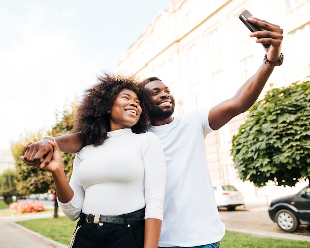 Kostenloses Foto interkulturelle freunde, die selfie machen