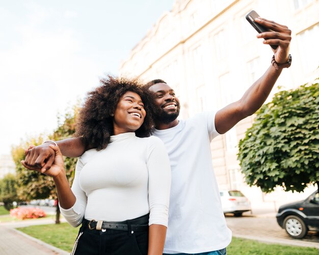 Interkulturelle Freunde, die Selfie machen