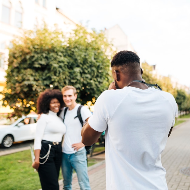 Interkulturelle Freunde fotografieren