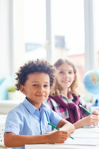 Kostenloses Foto interkulturelle schüler