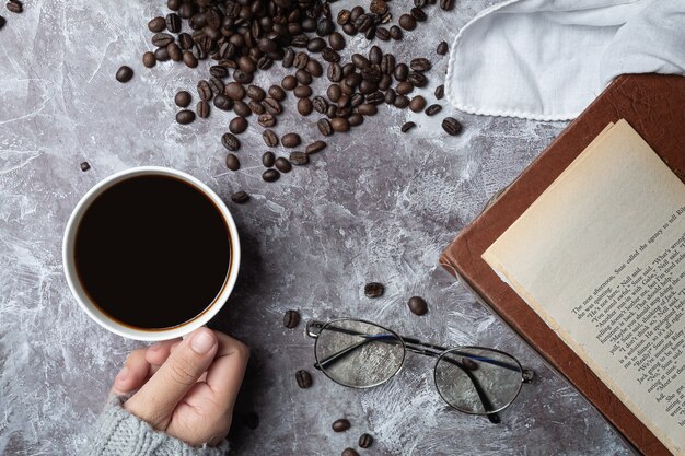 Internationale Kaffeetag-Konzeptfrau, die Kaffeetasse hält