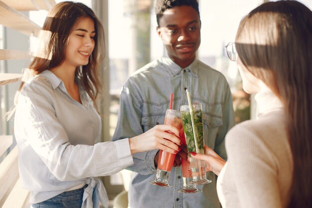 Internationale Leute, die in einem Café stehen