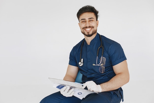 Internationaler Medizinstudent. Mann in blauer Uniform. Doktor mit Stethoskop.